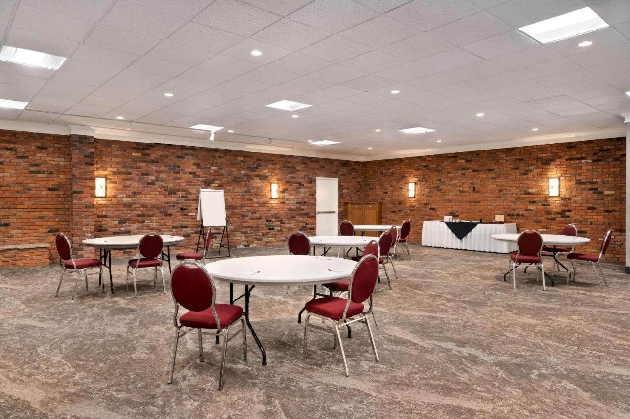 Ramada By Wyndham Cornwall Exterior photo