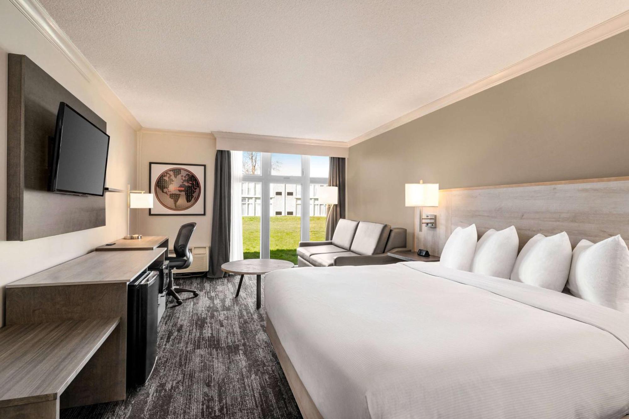 Ramada By Wyndham Cornwall Exterior photo