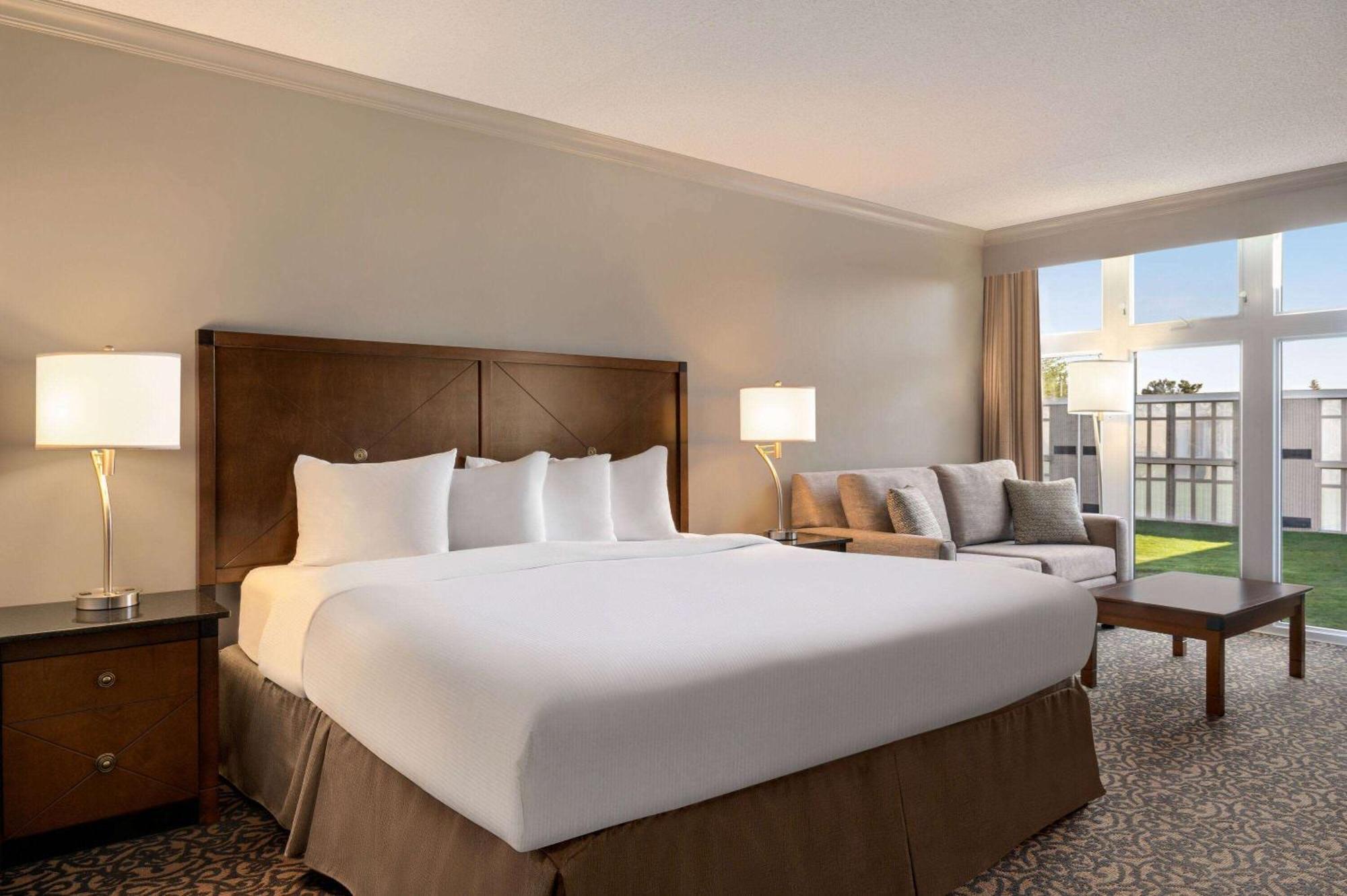 Ramada By Wyndham Cornwall Exterior photo