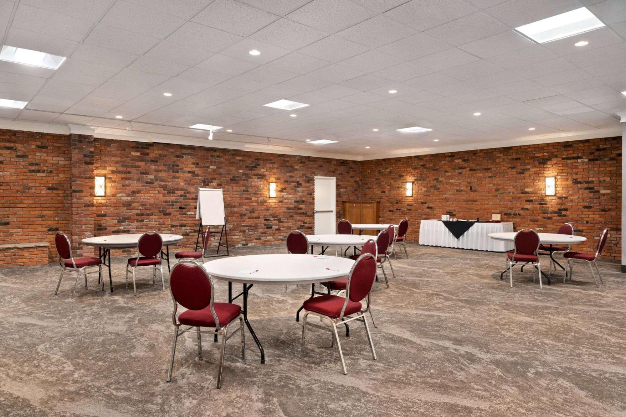 Ramada By Wyndham Cornwall Exterior photo