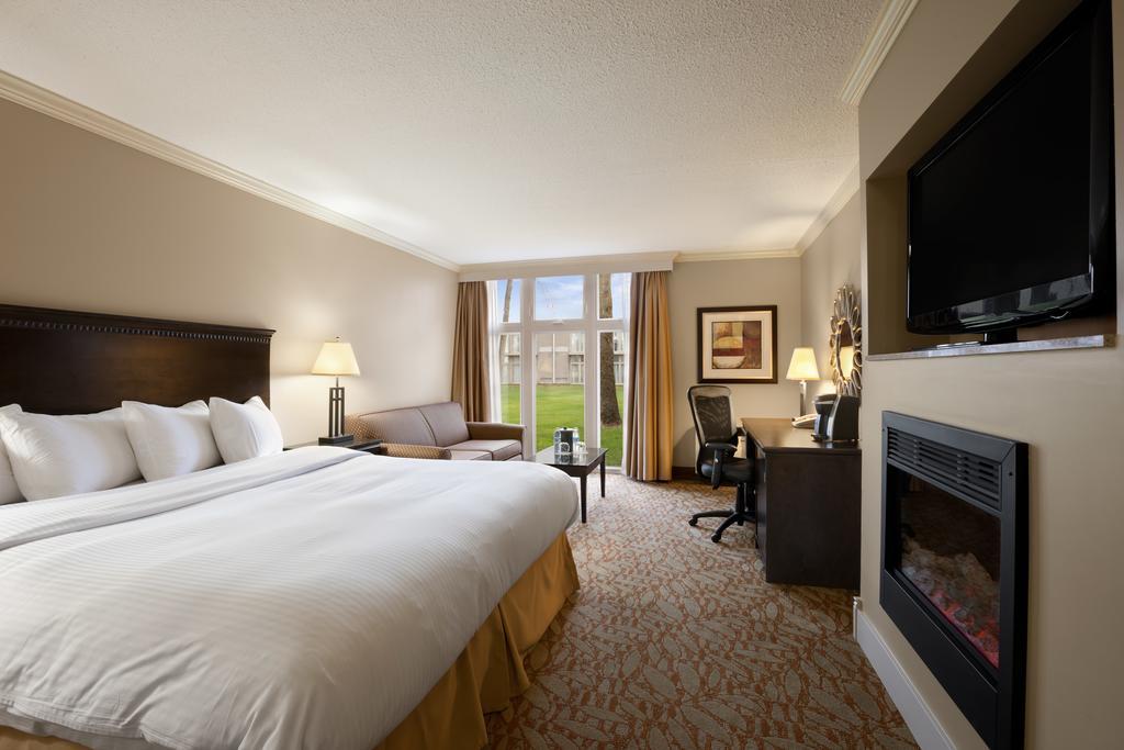 Ramada By Wyndham Cornwall Exterior photo